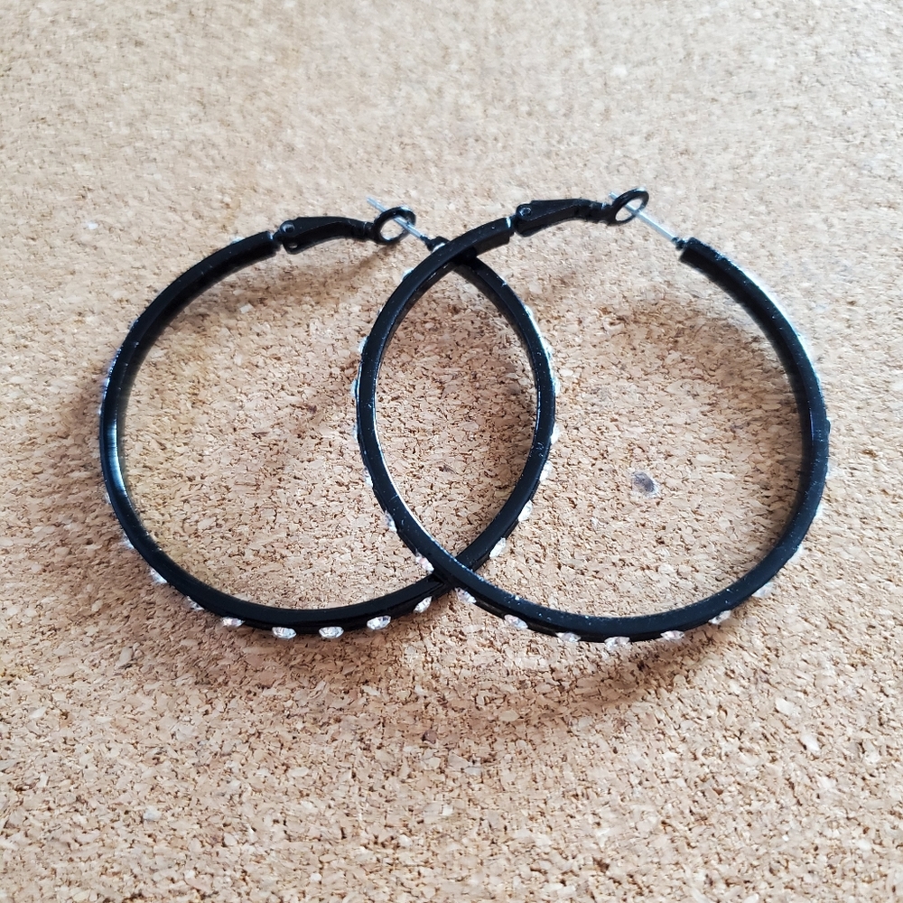 🌟 5 for $15 🌟 Black hoop earrings lined with faux 💎